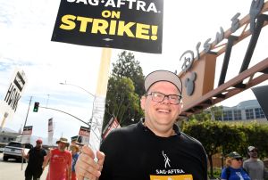 SAG-AFTRA urges studios to return to the bargaining table.