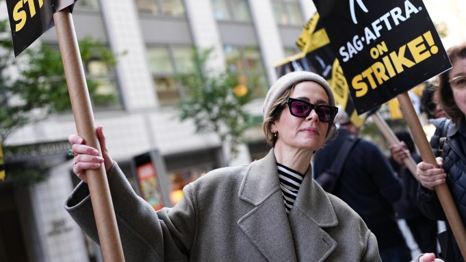 Sarah Paulson on picket line