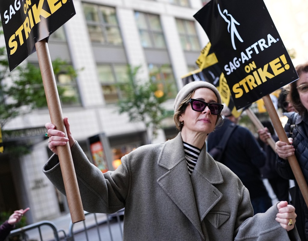 Sarah Paulson on picket line